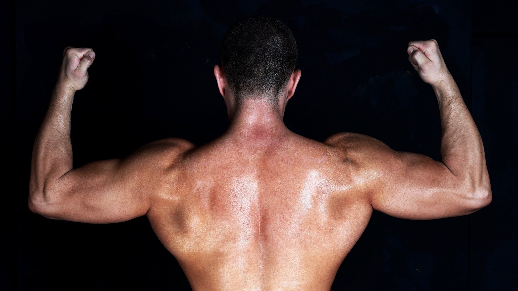 Ryggsmerter handler ikke kun om dårlig holdning eller svak kjernemuskulatur, sier Lars Haugvad. Foto: engin akyurt / Unsplash