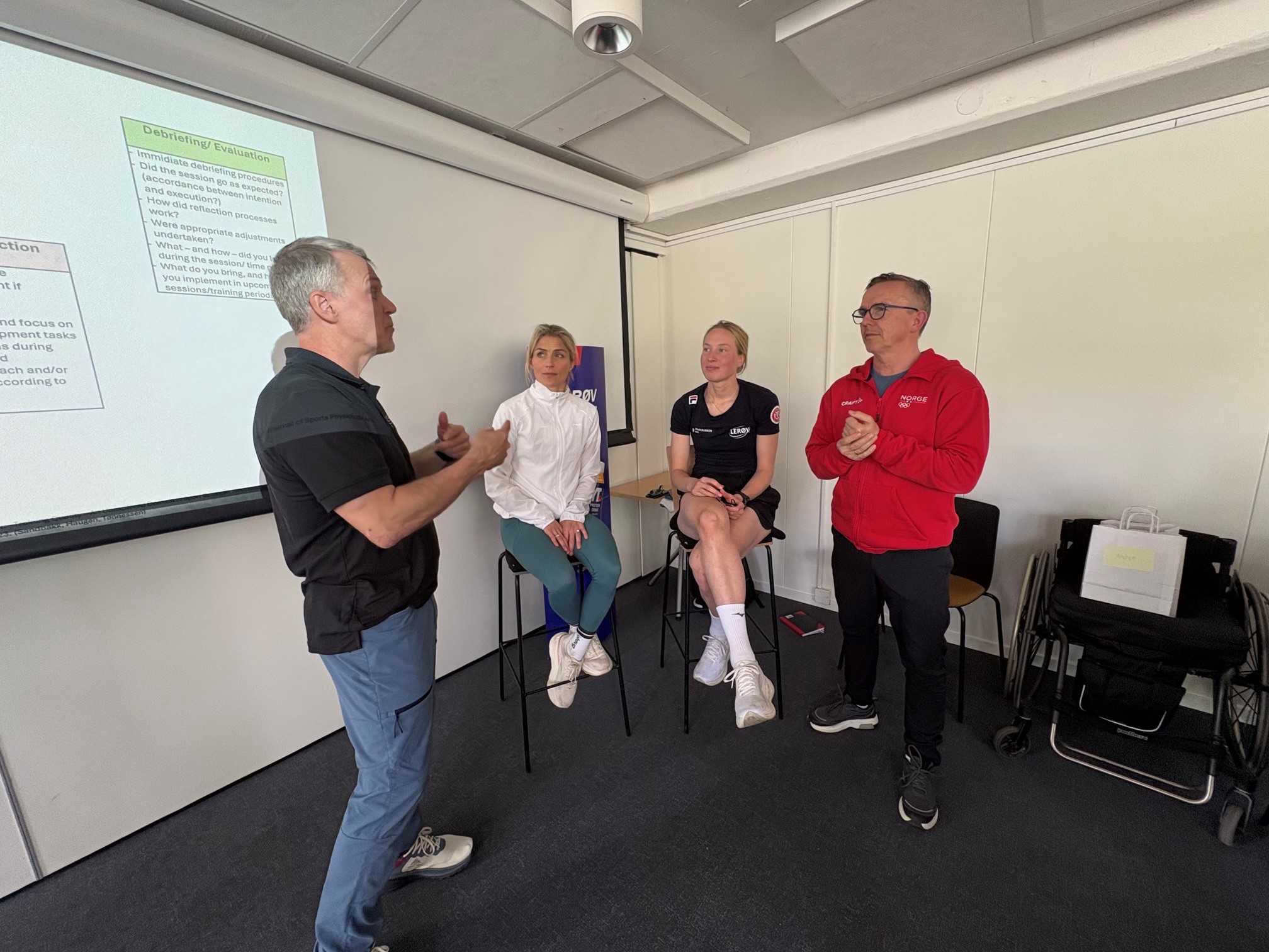 Ragne Wiklund og Therese Johaug delte sine erfaringer i samtale med Olympiatoppens Lars Arne Andersen og Morten Bråten. (Foto: Hanne Staff).