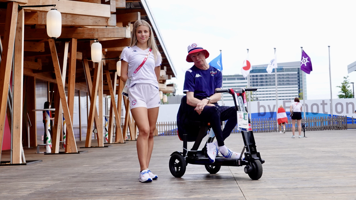 Rytter Jens Lasse Dokkan og friidrettsutøver Ida Louise Øverland blir flaggbærere for den norske troppen under åpningsseremonien for Paralympics i Tokyo. Foto: Kristin Bentdal Larsen