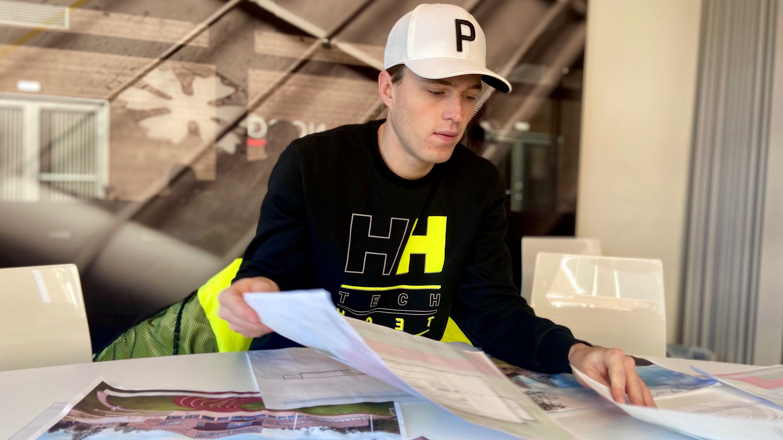 Karsten Warholm ser gjennom planene for nytt nasjonalt toppidrettssenter,