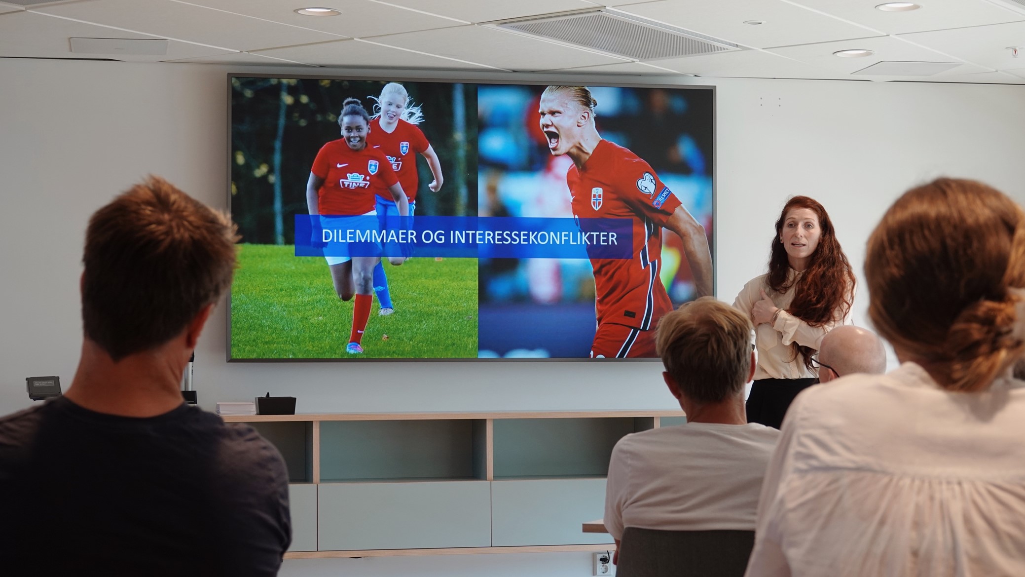 FOTBALLPRESIDENTEN: – Det som er viktig, det er vanskelig. Og det som er utrolig viktig, det er utrolig vanskelig, sier Lise Klaveness på Olympiatoppens Elite Coach-samling. (Foto: Eline Aase).