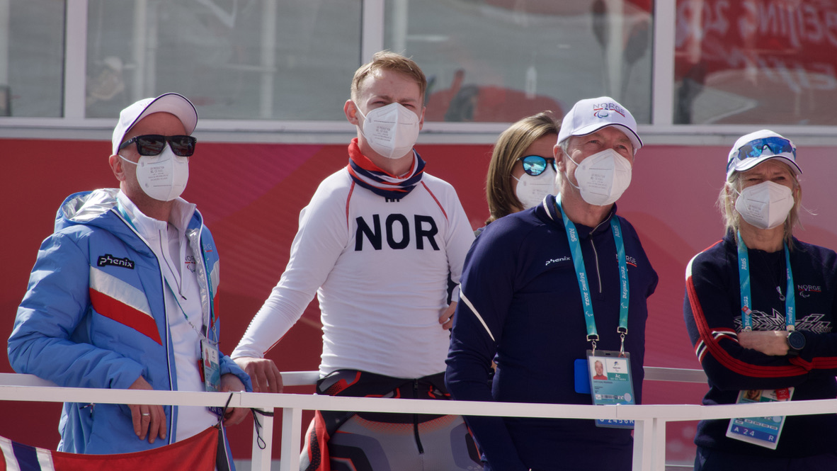 Cato Zahl Pedersen (til høyre) følger med på storslalåmrennet i Paralympics sammen med blant annet alpinist Marcus Grasto Nilsson. Foto: Kristin Bentdal Larsen