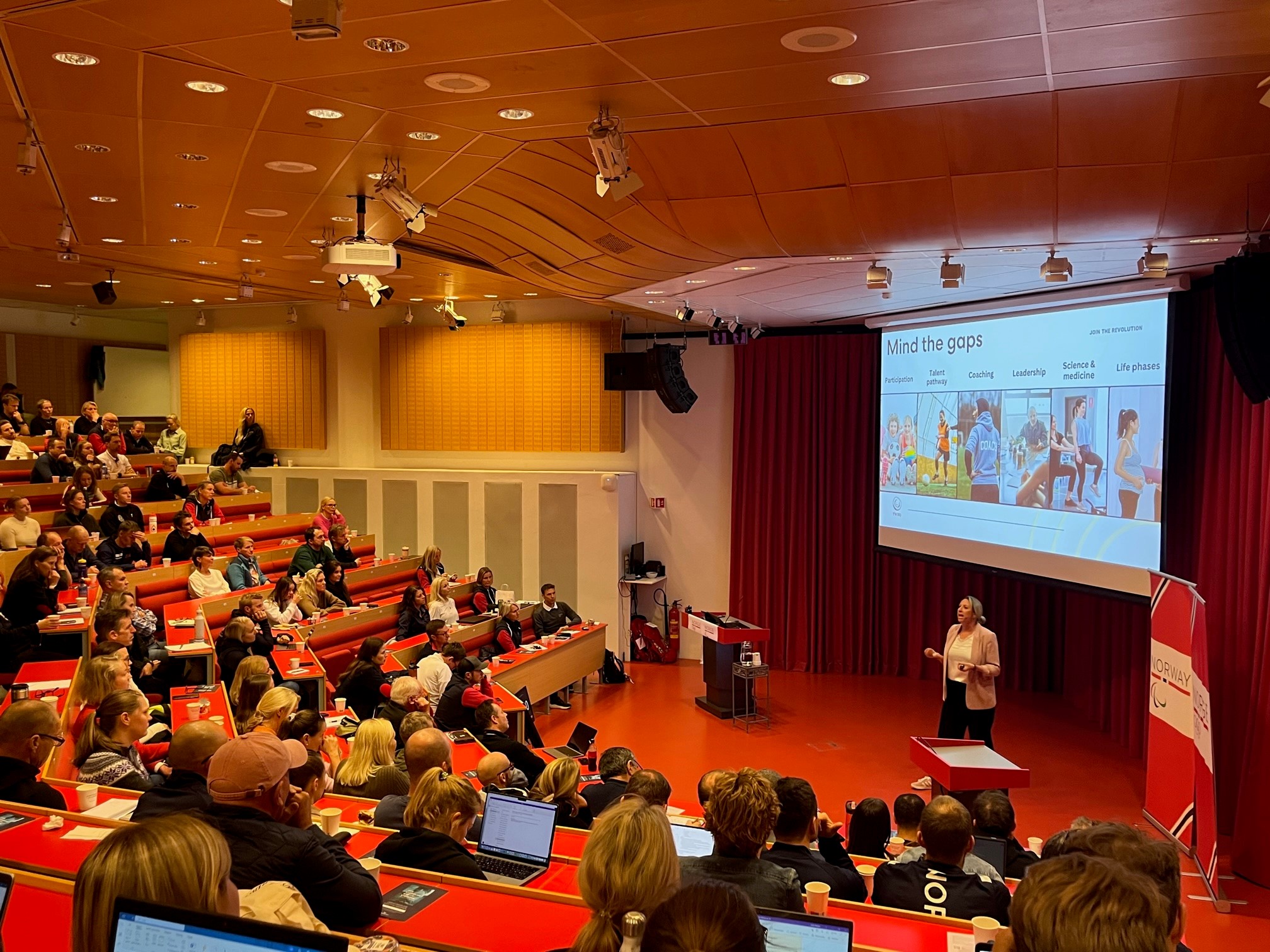 Emma Ross fra English Institute of Sport delte sin forskning om kvinner i britisk toppidrett. (Foto: Halvor Lea)