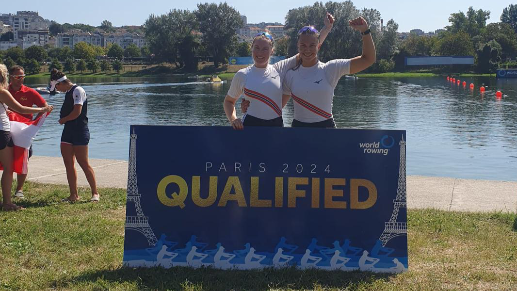Thea Helseth (t.h.) og Jenny Marie Rørvik ble nummer tre i B-finalen i ro-VM og skaffet dermed kvoteplass til OL i Paris. 