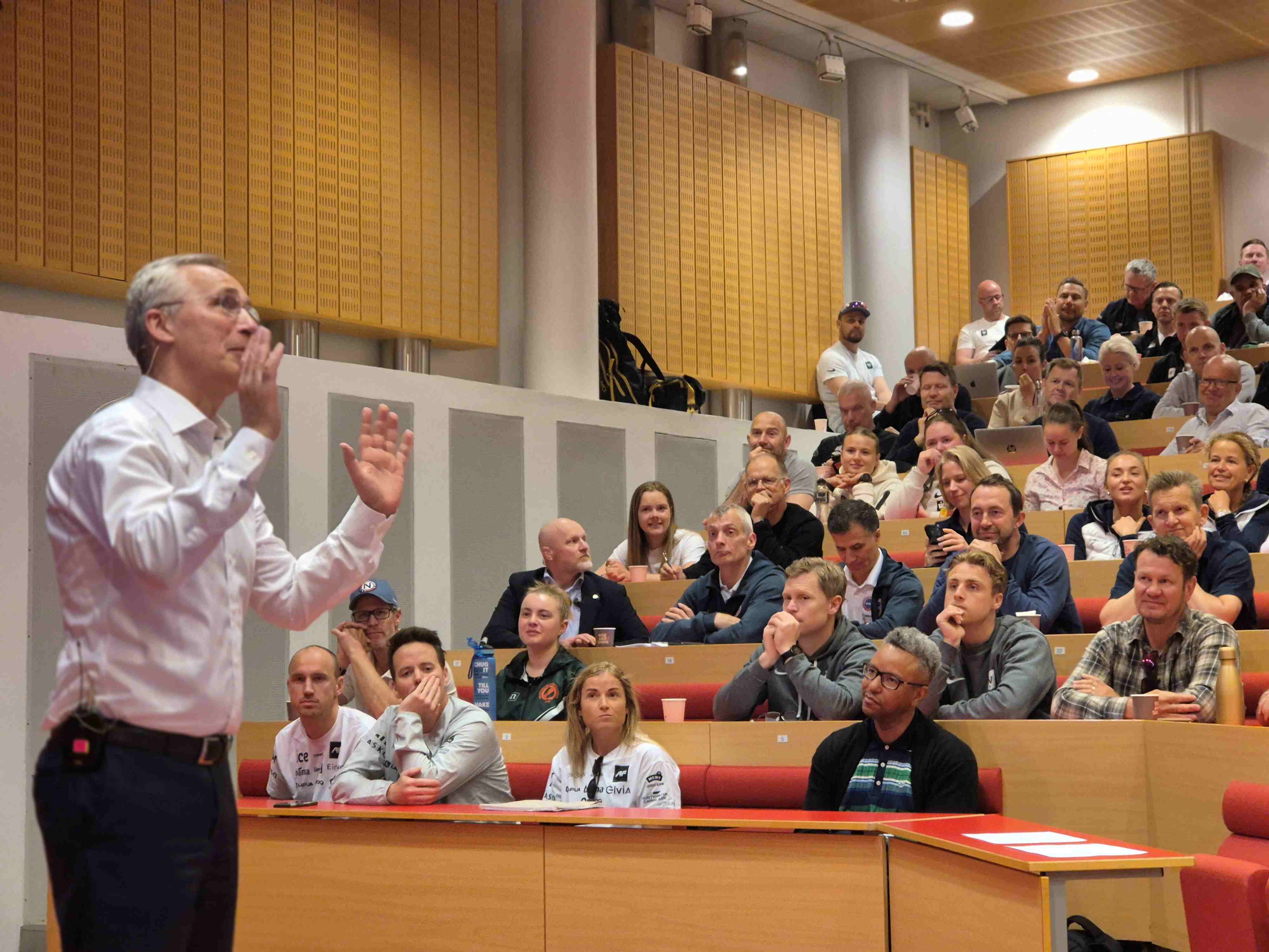 Finansminister Jens Stoltenberg trollbandt forsamlingen på Olympiatoppen coaching- og treningsseminar. (Foto: Bjørn Sigurd Sommerfeldt).