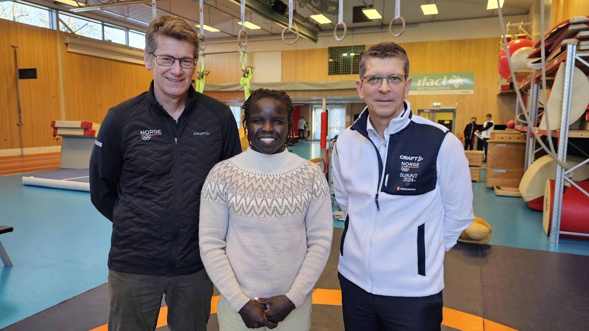 Toppidrettssjef Tore Øvrebø og bryter Grace Bullen er svært fornøyde med at Kongsberg Gruppen forlenger satsingen mot OL og Paralympics i Los Angeles i 2028. Geir Håøy (til høyre), konsernsjef i Kongsberg Gruppen, ser frem mot store idrettsøyeblikk både i Paris og i Los Angeles. (Foto: Geir Owe Fredheim)